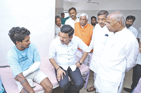  ಬಾಗಲಕೋಟೆ ನಗರದಲ್ಲಿ ಚಿಕಿತ್ಸೆ ಪಡೆಯುತ್ತಿರುವ ಅಶೋಕ ಬಾರಕೇರ ಅವರ ಆರೋಗ್ಯ ಬಿಜೆಪಿ ರಾಜ್ಯಾಧ್ಯಕ್ಷ ಬಿ.ವೈ. ವಿಜಯೇಂದ್ರ ವಿಚಾರಿಸಿದರು. ವಿ.ಪ. ಸದಸ್ಯರಾದ ಪಿ.ಎಚ್. ಪೂಜಾರ, ಹನುಮಂತ ನಿರಾಣಿ, ವಿ.ಪ. ಮಾಜಿ ಸದಸ್ಯರಾದ ಎಂ.ಡಿ. ಲಕ್ಷ್ಮೀನಾರಾಯಣ, ಅರುಣ ಶಹಾಪುರ ಇತರರಿದ್ದರು.