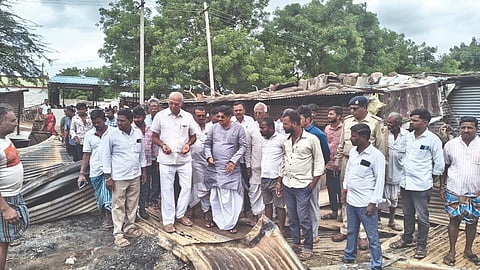 ಇದ್ದಲಗಿ ಗ್ರಾಮದ ಅಗ್ನಿ ಅವಘಡದ ಸ್ಥಳಕ್ಕೆ ಸೋಮವಾರ ಭೇಟಿ ನೀಡಿದ ಸಂಸದ ಪಿ.ಸಿ.ಗದ್ದಿಗೌಡರ, ಮಾಜಿ ಶಾಸಕ ದೊಡ್ಡನಗೌಡ ಪಾಟೀಲ ಅಲ್ಲಿನ ಸನ್ನಿವೇಶವನ್ನು ಪರಿಶೀಲಿಸಿದರು.