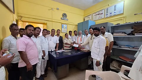  ಉಡುಪಿ ಬಿಜೆಪಿ ಶಾಸಕ ಯಶಪಾಲ ಸುವರ್ಣ ವಿರುದ್ಧ  ಬಾಗಲಕೋಟೆ ನವನಗರ ಪೊಲೀಸ್ ಠಾಣೆಯಲ್ಲಿ ಜಿಲ್ಲಾ ಕಾಂಗ್ರೆಸ್ ಪ್ರಚಾರ ಸಮಿತಿಯಿಂದ ಶುಕ್ರವಾರ ದೂರು ನೀಡಿದರು.