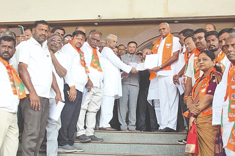 ಬಾಗಲಕೋಟೆ ಜಿಲ್ಲಾಡಳಿತ ಭವನದ ಎದುರು ಪ್ರತಿಭಟನೆ ನಡೆಸಿ ಬಿಜೆಪಿ ಕಾರ್ಯಕರ್ತರು ನಡೆಸಿ ಜಿಲ್ಲಾಧಿಕಾರಿ ಸಂಗಪ್ಪ ಅವರಿಗೆ ದಾಖಲೆ ಸಮೇತ ದೂರು ಸಲ್ಲಿಸಿದರು. ಮಾಜಿ ಶಾಸಕರಾದ ದೊಡ್ಡನಗೌಡ ಪಾಟೀಲ, ವೀರಣ್ಣ ಚರಂತಿಮಠ, ಜಿಲ್ಲಾ ಅಧ್ಯಕ್ಷ ಶಾಂತಗೌಡ ಪಾಟೀಲ ಮತ್ತಿತರರು ಇದ್ದರು.