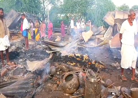 ಇದ್ದಲಗಿ ಗ್ರಾಮದಲ್ಲಿ ಅಗ್ನಿ ದುರಂತದಲ್ಲಿ ಸುಟ್ಟು ಹೋಗಿರುವ ಶೆಡ್‌ಗಳ ಎದುರು ಸಂತ್ರಸ್ತರು.