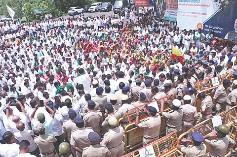 ಬಾಗಲಕೋಟೆ ಜಿಲ್ಲಾಡಳಿತ ಭವನದ ಎದುರು ಬನಹಟ್ಟಿ ನಗರ ಅಭಿವೃದ್ಧಿ ಸಮಿತಿ ನೇತೃತ್ವದಲ್ಲಿ ಬನಹಟ್ಟಿಯಲ್ಲೇ ಪ್ರಜಾಸೌಧ ನಿರ್ಮಾಣ ಮಾಡಬೇಕೆಂದು ಆಗ್ರಹಿಸಿ ನೂರಾರು ಬಾಗಲಕೋಟೆ ಜಿಲ್ಲಾಡಳಿತ ಭವನದ ವರೆಗೂ ಪಾದಯಾತ್ರೆ ನಡೆಸಿ, ಸೋಮವಾರ ಪ್ರತಿಭಟನೆ ನಡೆಸಿದರು.