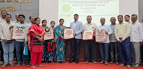 ಬಾಗಲಕೋಟೆ ಜಿ.ಪಂ. ನೂತನ ಸಭಾ ಭವನದಲ್ಲಿ ನಡೆದ ಸ್ವಸಹಾಯ ಸಂಘಗಳು ಉತ್ಪಾದಿಸಿದ ಉತ್ಪನ್ನಗಳ ಪ್ರದರ್ಶನದಲ್ಲಿ ಜಿ.ಪಂ. ಸಿಇಒ ಶಶಿಧರ ಕುರೇರ ಅವರು ಗ್ಯಾಗ್‌ಗಳನ್ನು ಪ್ರದರ್ಶನ ಮಾಡಿದರು. ಜಿ.ಪಂ. ಸಹಾಯಕ ನಿರ್ದೇಶಕ ಎಸ್.ಎಂ. ಕಾಂಬಳೆ, ಸಹಾಯಕ ಯೋಜನಾಧಿಕಾರಿ ಭೀಮಪ್ಪ ತಳವಾರ, ವಿವಿಧ ಸ್ವ-ಸಹಾಯ ಸಂಘದ ಸದಸ್ಯರು ಇದ್ದರು.
