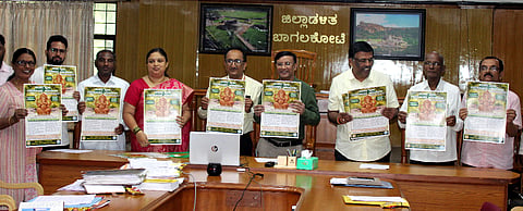 ಬಾಗಲಕೋಟೆ ಜಿಲ್ಲಾಽಕಾರಿಗಳ ಸಭಾಂಗಣದಲ್ಲಿ ಸೋಮವಾರ ಹಮ್ಮಿಕೊಂಡಿದ್ದ ರಾಜ್ಯ ಮಾಲಿನ್ಯ ನಿಯಂತ್ರಣ ಮಂಡಳಿಯ ಜಿಲ್ಲಾ ಮಟ್ಟದ ಮೇಲ್ವಿಚಾರಣಾ ಸಮಿತಿ ಸಭೆಯಲ್ಲಿ ಜಿಲ್ಲಾಽಕಾರಿ ಸಂಗಪ್ಪ ಎಂ. ಜಾಗೃತಿ ಪೋಸ್ಟರ ಬಿಡುಗಡೆಗೊಳಿಸಿದರು. ನಗರಾಭಿವೃದ್ಧಿ ಕೋಶದ ಯೋಜನಾ ನಿರ್ದೇಶಕಿ ರೇಣುಖಾ ಎಂ, ಜಿ.ಪಂ ಯೋಜನಾ ನಿರ್ದೇಶಕ ಸಿದ್ದರಾಮೇಶ್ವರ ಉಕ್ಕಲಿ, ಪ್ರವಾಸೋದ್ಯಮ ಇಲಾಖೆಯ ಉಪನಿರ್ದೇಶಕ ಜಿ.ಎಸ್.ಹಿತ್ತಲಮನಿ ಇದ್ದರು. 