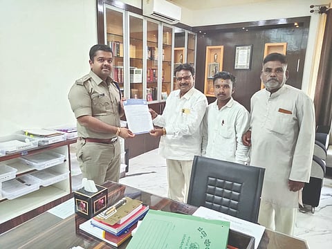 ಬಾಗಲಕೋಟೆ ನಗರದಲ್ಲಿ ಎಸ್ಪಿ ಸಿದ್ದಾರ್ಥ ಗೋಯಲ್ ಅವರಿಗೆ ಕರ್ನಾಟಕ ರಾಜ್ಯ ದಲಿತ ಸಂಘರ್ಷ ಸಮಿತಿ (ನಾಗವಾರ ಬಣ) ಪದಾಧಿಕಾರಿಗಳು ಗುರುವಾರ ಮನವಿ ಸಲ್ಲಿಸಿದರು. ಸಮಿತಿ ಸಂಚಾಲಕರಾದ ಹನುಮಂತ ಚಿಮ್ಮಲಗಿ, ಸಂಗಣ್ಣ ಮಡ್ಡಿ, ಪ್ರಭು ದೊಡ್ಡಮನಿ ಇದ್ದರು.