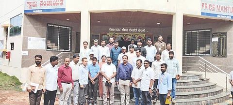 ಮುಧೋಳ ತಾಲೂಕಿನ ವಿವಿಧ ಪಂಚಾಯಿತಿಗಳಿಗೆ ಜಿ.ಪಂ ಸಿಇಒ ಗಜಾನನ ಬಾಲೆ ಭೇಟಿ ನೀಡಿ ಪರಿಶೀಲನೆ ಮಾಡಿದರು. ವಿವಿಧ ಇಲಾಖೆ ಅಧಿಕಾರಿಗಳು ಇದ್ದರು.
