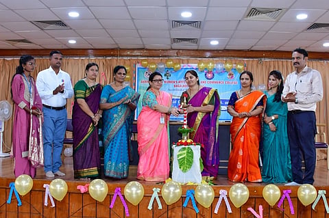 ಬಾಗಲಕೋಟೆ ನಗರದ ಬಿವಿವಿ ಸಂಘ ನೂತನ ಸಭಾಭವನದಲ್ಲಿ ಬುಧವಾರ ಅಕ್ಕಮಹಾದೇವಿ ಮಹಿಳಾ ಕಲಾ, ವಿಜ್ಞಾನ ಹಾಗೂ ವಾಣಿಜ್ಯ ಮಹಾವಿದ್ಯಾಲಯದ ಐಕ್ಯೂಎಸಿ ಸಂಯೋಜನೆಯಲ್ಲಿ ಹಮ್ಮಿಕೊಂಡಿದ್ದ ೨೦೨೬-೨೭ನೇ ಶೈಕ್ಷಣಿಕ ಸಾಲಿನ ಸಾಂಸ್ಕೃತಿಕ , ಕ್ರೀಡಾ, ರಾಷ್ಟಿçÃಯ ಸೇವಾ ಯೋಜನೆ (ಎನ್‌ಎಸ್‌ಎಸ್) ಹಾಗೂ ಭಾರತ್ ಸ್ಕೌಟ್ಸ್ ಮತ್ತು ಗೈಡ್ಸ್ ಚಟುವಟಿಕೆಗಳ ಸಮಾರಂಭ ಬಸವೇಶ್ವರ ವಿಜ್ಞಾನ ಮಹಾವಿದ್ಯಾಲಯದ ಪ್ರಾಚಾರ್ಯ  ಎಸ್.ಆರ್.ದೇಶಪಾಂಡೆ ಉದ್ಘಾಟಿಸಿದರು. ಸಾಂಸ್ಕೃತಿಕ ವಿಭಾಗದ ಸಂಯೋಜಕ ಎಸ್.ಎಸ್.ಬಡಿಗೇರ, ಡಾ.ಎಸ್.ಎಂ.ಸAಗಮ, ಭಾರತ್ ಸ್ಕೌಟ್ಸ್ ಮತ್ತು ಗೈಡ್ಸ್ ರೇಂಜರ್ ಲೀಡರ್ ವಿ.ಎಂ. ಸತ್ತಿಗೇರಿ ಉಪಸ್ಥಿತರಿದ್ದರು. 