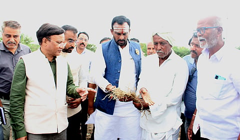ಇಳಕಲ್ಲ ತಾಲೂಕಿನ ಹೆರೂರ ಗ್ರಾಮದ ರೈತ ಗಿರಿರಾಜ ದರಕ ಅವರ ಜಮೀನಿಗೆ ಸಚಿವ ವಿಜಯಾನಂದ ಕಾಶಪ್ಪನವರ ಭೇಟಿ ನೀಡಿದರು. ಜಿಲ್ಲಾಽಕಾರಿ ಸಂಗಪ್ಪ, ಜಿ.ಪಂ ಸಿಇಒ ಗಜಾನನ ಬಾಲೆ, ಜಿಲ್ಲಾ ಪೊಲೀಸ್ ವರಿಷ್ಠಾಽಕಾರಿ ಸಿದ್ದಾರ್ಥ ಗೋಯಲ್, ಅಪರ ಜಿಲ್ಲಾಽಕಾರಿ ಅಶೋಕ ತೇಲಿ, ಜಿ.ಪಂ ಉಪಕಾರ್ಯದರ್ಶಿ ಎನ್.ವೈ.ಬಸರಿಗಿಡದ ಇದ್ದರು. 
