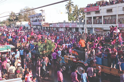 ಬಾಗಲಕೋಟೆ ನಗರದ ಹೋಳಿ ಹಬ್ಬದ ಅಂಗವಾಗಿ ಕಾಲೇಜು ರಸ್ತೆಯಲ್ಲಿ ಬಣ್ಣದ ಬಂಡಿಗಳ ಸಮಾಗಮದ ದೃಶ್ಯ. 