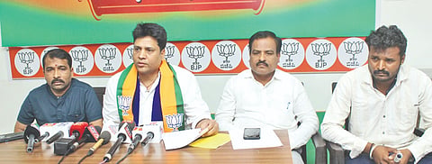  ಬಾಗಲಕೋಟೆ ನಗರದ ಬಿಜೆಪಿ ಕಚೇರಿಯಲ್ಲಿ ಅಲೆಮಾರಿ, ಅರೆ ಅಲೆಮಾರಿ ಸಮುದಾಯದ ಬಿಜೆಪಿ ರಾಷ್ಟ್ರೀಯ ಅಧ್ಯಕ್ಷ ಲೋಹಿತ ಕುಮಾರ ಮಾತನಾಡಿದರು. ಎಚ್. ಹಣಮಂತಪ್ಪ, ಮುತ್ತಣ್ಣ ಬೆಣ್ಣೂರ, ರಾಘವೇಂದ್ರ ನಾಗೂರ ಇದ್ದರು.