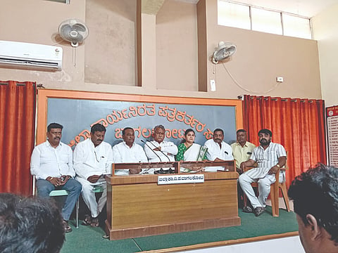 ಬಾಗಲಕೋಟೆ ನಗರದ ಪ್ರೆಸ್‌ಕ್ಲಬ್‌ನಲ್ಲಿ ಮಂಗಳವಾರ ಸುದ್ದಿಗೋಷ್ಠಿಯಲ್ಲಿ ಮಾಜಿ ಶಾಸಕ ಶರಣಪ್ಪ ಸುಣಗಾರ ಮಾತನಾಡಿದರು. ವಿಧಾನ ಪರಿಷತ್ ಸದಸ್ಯ ತಿಪ್ಪಣ್ಣಪ್ಪ ಕಮಕನೂರ, ಕರ್ನಾಟಕ ರಾಜ್ಯ ಮೀನುಗಾರಿಕೆ ಅಭಿವೃದ್ಧಿ ನಿಗಮದ ಅಧ್ಯಕ್ಷೆ ಮಾಲಾ ನಾರಾಯಣರಾವ , ಮೀನುಗಾರಿಕೆ ಕಾಂಗ್ರೆಸ್ ವಿಭಾಗದ ಅಧ್ಯಕ್ಷ ಮಂಜುನಾಥ ಸುಣಗಾರ, ಜಿಲ್ಲಾ ಯುಥ್ ಕಾಂಗ್ರೆಸ್ ಪ್ರಧಾನ ಕಾರ್ಯದರ್ಶಿ ಚಿನ್ನು ಅಂಬಿ ಇತರರು ಇದ್ದರು.