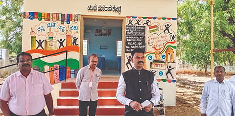 ಬಾಗಲಕೋಟೆ ನವನಗರದ ಅಂಬೇಡ್ಕರ ಭವನದಲ್ಲಿರುವ ಸಿಎಂಸಿ ಡಿಜಿಟಲ್ ಗ್ರಂಥಾಲಯ (ಮ.ಸಂ.196) ದಲ್ಲಿ ಯುವ ಮತಗಟ್ಟೆಗೆ ಜಿ.ಪಂ. ಸಿಇಒ ಶಶಿಧರ ಕುರೇರ ಭೇಟಿ ನೀಡಿ ಪರಿಶೀಲನೆ ಮಾಡಿದರು. ಶಾಲಾ ಶಿಕ್ಷಣ ಇಲಾಖೆ ಉಪನಿರ್ದೇಶಕ ಎ.ಸಿ. ಮನ್ನಿಕೇರಿ, ಕ್ಷೇತ್ರ ಶಿಕ್ಷಣಾಧಿಕಾರಿ ಬಡದಾನಿ, ನಗರಸಭೆ ಆಯುಕ್ತ ಆರ್. ವಾಸಣ್ಣ ಇದ್ದರು.