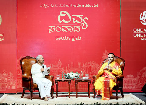 ಬಾಗಲಕೋಟೆ ನಗರದ ಬಿವಿವಿ ಸಂಘದ ಇಂಜಿನಿಯರಿAಗ್ ಕಾಲೇಜಿನ ಸಭಾಭವನದಲ್ಲಿ ಸದ್ಗುರು ಮಧುಸೂದನ ಸಾಯಿಯವರೊಂದಿಗೆ ಡಾ. ವೀರಣ್ಣ ಚರಂತಿಮಠ ದಿವ್ಯ ಸಂವಾದ ನಡೆಸಿದರು. 