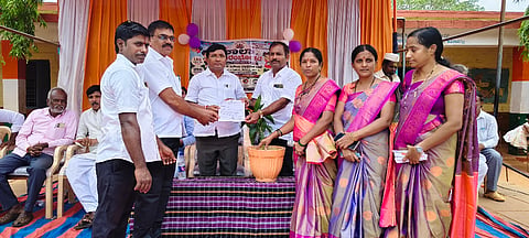ಬಾಗಲಕೋಟೆ ತಾಲೂಕಿನ ಇಲಾಳ, ತಾಳಿಗಿಹಾಳ ಹಾಗೂ ಶಿರಗುಪ್ಪಿ (ಆರ್.ಸಿ.) ಗ್ರಾಮದ ಸರ್ಕಾರಿ ಶಾಲೆಗಳಲ್ಲಿ ನೂತನವಾಗಿ ಆರಂಭಿಸಲಾದ ಎಲ್‌ಕೆಜಿ ಹಾಗೂ ಯುಕೆಜಿ ತರಗತಿ ಶಾಸಕ ಉಮೇಶ ಮೇಟಿ ಉದ್ಘಾಟಿಸಿದರು. ಎಸ್‌ಡಿಎಂಸಿ ಅಧ್ಯಕ್ಷ ಈರಯ್ಯ ಹಿರೇಮಠ, ಮಾಜಿ ಜಿಲ್ಲಾ ಪಂಚಾಯಿತಿ ಅಧ್ಯಕ್ಷ ಬಸಂತಪ್ಪ ಮೇಟಿ, ಪರಶುರಾಮ ಜೋಗಿ, ಮುತ್ತಪ್ಪ ಹುಗ್ಗಿ, ಶ್ರೀಕರ ದೇಸಾಯಿ ಇದ್ದರು. 