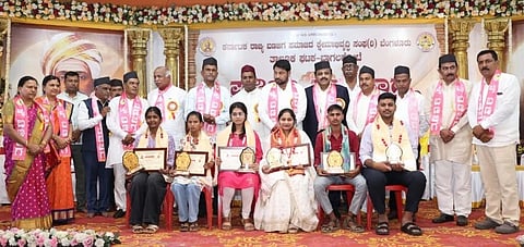 ಬಾಗಲಕೋಟೆ ಚರಂತಿಮಠದ ಶಿವಾನುಭವ ಮಂಟಪದಲ್ಲಿ ಭಾನುವಾರ ಹಮ್ಮಿಕೊಂಡಿದ್ದ ಕರ್ನಾಟಕ ರಾಜ್ಯ ಬಣಜಿಗ ಕ್ಷೇಮಾಭಿವೃದ್ಧಿ ಸಂಘ ತಾಲೂಕ ಘಟಕ ದಿಂದ ಆಯೋಜಿಸಲಾದ ಪ್ರತಿಭಾ ಪುರಸ್ಕಾರ ಸಮಾರಂಭದಲ್ಲಿ ವಿದ್ಯಾರ್ಥಿಗಳನ್ನು ಸತ್ಕರಿಸಲಾಯಿತು. ಹೈದರಬಾದನ ಗೀತಂ ವಿಶ್ವವಿದ್ಯಾಲಯದ ಉಪಕುಲಪತಿ ಬಸವರಾಜ ಕಟಗೇರಿ, ಶಾಸಕ ಉಮೇಶ ಮೇಟಿ, ಬಿಟಿಡಿಎ ಅಧ್ಯಕ್ಷ ಪ್ರಕಾಶ ತಪಶೆಟ್ಟಿ, ಬುಮಾ ಅಧ್ಯಕ್ಷ ರವಿ ಕುಮಟಗಿ, ಬಣಜಿಗ ಸಂಘದ ಜಿಲ್ಲಾಧ್ಯಕ್ಷ ಹೊಳೆಬಸು ಬಾಳಶೆಟ್ಟಿ ಇದ್ದರು.