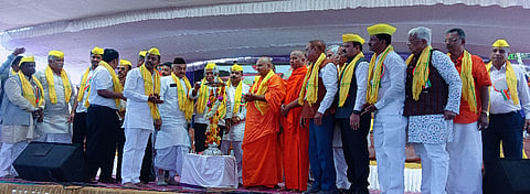 ಬಾದಾಮಿ ಬನಶಂಕರಿ ಕ್ಷೇತ್ರದಲ್ಲಿ ಶನಿವಾರ ನಡೆದ ದೇವಾಂಗ ಜಾಗೃತಿ ಸಮಾವೇಶವನ್ನು ಅಬಕಾರಿ ಸಚಿವ ಆರ್.ಬಿ.ತಿಮ್ಮಾಪುರ ಉದ್ಘಾಟಿಸಿದರು. ದಯಾನಂದಪುರಿ ಮಹಾಸ್ವಾಮಿಗಳು, ಶಾಸಕ ಬಿ.ಬಿ.ಚಿಮ್ಮನಕಟ್ಟಿ, ರಾಜ್ಯ ದೇವಾಂಗ ಸಂಘದ ಅಧ್ಯಕ್ಷ ರವೀಂದ್ರ ಕಲಬುರ್ಗಿ ಮತ್ತಿತರರು ಇದ್ದರು.