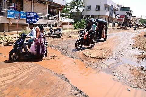 ಹುಬ್ಬಳ್ಳಿಯ (black spot) ಕೋಟಿಲಿಂಗ ನಗರದಲ್ಲಿ ಬಿದ್ದಿರುವ ಹೊಂಡದಲ್ಲಿಯೇ ಓಡಾಡುತ್ತಿರುವ ವಾಹನಗಳು.