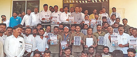ಬೀಳಗಿಯಲ್ಲಿ ವಿದ್ಯುತ್ ಕ್ಷೇತ್ರದ ಖಾಸಗೀಕರಣ ನೀತಿಯನ್ನು ಖಂಡಿಸಿ ಹೆಸ್ಕಾಂ ಇಲಾಖೆ ಅಧಿಕಾರಿಗಳು, ಸಿಬ್ಬಂದಿ ಮತ್ತು ಲೈನ್‌ಮೆನ್‌ರು ಪ್ರತಿಭಟನೆ ನಡೆಸಿದರು. ಮಂಜುನಾಥ ಭೋಕಿ, ಎಚ್.ಡಿ. ಚಾಪಿ, ಎಸ್.ಜಿ.ಹಳ್ಳಿ, ಎಸ್.ಜಿ.ಸನ್ನಕ್ಕಿ, ನೌಕರರ ಸಂಘದ ಅಧ್ಯಕ್ಷ ಎಚ್.ಎಂ.ಕರಡಿ, ಕಾರ್ಯದರ್ಶಿ ವಿ.ಸಿ ಹಜಾರೆ, ಎಸ್, ವಿ.ಎಸ್ ಅಗಸಿಮುಂದಿನ, ಕಷ್ಣಾ ನಾಯಕ ಇತರರಿದ್ದರು. 