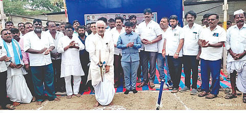 ಬೀಳಗಿ ಪಟ್ಟಣದ ಸರ್ಕಾರಿ ಎಂಪಿಎಸ್ ಶಾಲೆ ಹತ್ತಿರ ಸಮಾಜ ಕಲ್ಯಾ ಇಲಾಖೆ ಅಧೀನದಲ್ಲಿ ನೂತನವಾಗಿ ನಿರ್ಮಾಣಗೊಳ್ಳುತ್ತಿರುವ ಡಾ. ಅಂಬೇಡ್ಕರ ಭವನದ ಮುಂದುವರಿದ ಒಂದು ಕೋಟಿ ರೂ. ಮೊತ್ತ ಅಭಿವೃದ್ಧಿ ಕಾಮಗಾರಿಗೆ ಶಾಸಕ ಜಿ.ಟಿ. ಪಾಟೀಲ ಭೂಮಿ ಪೂಜೆ ನೆರವೇರಿಸಿದರು. ಸಿ.ಎಸ್. ಗಡ್ಡದೇವರಮಠ, ದೇವೇಂದ್ರ ಧನಪಾಲ, ಅಣವೀರಯ್ಯ ಪ್ಯಾಟಿಮಠ, ಅನಿಲ ಗಚ್ಚಿನಮನಿ, ಮಹಾದೇವ ಹಾದಿಮನಿ, ಬಸವರಾಜ ಹಳ್ಳದಮನಿ ಇದ್ದರು.