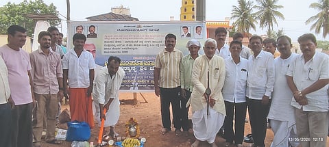 ಬೀಳಗಿ ತಾಲೂಕಿನ ಮುತ್ತಲದಿನ್ನಿ ತಾಂಡಾದಲ್ಲಿ ಸಿಸಿ ರಸ್ತೆ ಹಾಗೂ ಪೇವರ್ಸ್ ಅಭಿವದ್ಧಿ ಕಾಮಗಾರಿಗಳಿಗೆ ಶಾಸಕ ಜೆ.ಟಿ.ಪಾಟೀಲ ಚಾಲನೆ ನೀಡಿದರು. ತಾಪಂ ಮಾಜಿ ಅಧ್ಯಕ್ಷ ಶ್ರೀಶೈಲ ಸೂಳಿಕೇರಿ, ಕಾಂಗ್ರೆಸ್ ಬ್ಲಾಕ್ ಅಧ್ಯಕ್ಷ ಹನಮಂತ ಕಾಖಂಡಕಿ, ಗ್ಯಾರಂಟಿ ಸಮಿತಿ ತಾಲೂಕು ಅಧ್ಯಕ್ಷ ಅಣವೀರಯ್ಯ ಪ್ಯಾಠಿಮಠ ಇತರರಿದ್ದು.