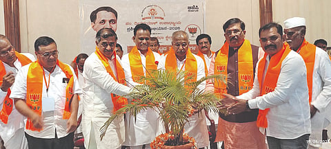 ಬೀಳಗಿ ಕ್ರಾಸ್ ಹತ್ತಿರದ ಬಿಜೆಪಿ ಪಕ್ಷದ ಕಾರ್ಯಾಲಯದಲ್ಲಿ ಹಮ್ಮಿಕೊಂಡಿದ್ದ ಪಂ. ದೀನದಯಾಳ ಉಪಾಧ್ಯಾಯ ಪ್ರಶಿಕ್ಷಣ ಮಹಾಭಿಯಾನ ಕಾರ್ಯಕ್ರಮವನ್ನು ಮಾಜಿ ಸಚಿವ ಹಾಗೂ ರಾಜ್ಯ ಬಿಜೆಪಿ ಉಪಾಧ್ಯಕ್ಷ ಡಾ. ಮುರುಗೇಶ ಆರ್. ನಿರಾಣಿ ಉದ್ಘಾಟಿಸಿದರು. ವಿಪ ಸದಸ್ಯ ಪಿ.ಎಚ್. ಪೂಜಾರಿ, ಎಚ್.ಆರ್. ನಿರಾಣಿ, ಹೂವಪ್ಪ ರಾಠೋಡ ಇತರರಿದ್ದರು.