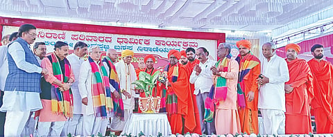 ಬೀಳಗಿ ತಾಲೂಕಿನ ಇನಾಂ ಹಂಚಿನಾಳ ಲಿಂ. ನಿಂಗಪ್ಪಜ್ಜ ಬಸಪ್ಪ ನಿರಾಣಿ ಅವರ ಕಂಚಿನ ಪುತ್ಥಳಿ ಅನಾವರಣ ಹಾಗೂ ಲಿಂ. ಮಾತೋಶ್ರೀ ಸುಶೀಲಾತಾಯಿ ನಿರಾಣಿ ಅವರ ಪುಣ್ಯಸ್ಮರಣೆ ಕಾರ್ಯಕ್ರಮ ಗದಗ ತೋಂಟದಾರ್ಯ ಮಠದ ಸಿದ್ಧರಾಮ ಸ್ವಾಮೀಜಿ ಉದ್ಘಾಟಿಸಿದರು. ಮಾಜಿ ಸಚಿವ ಗೋವಿಂದ ಕಾರಜೋಳ, ಡಾ. ಮುರುಗೇಶ ನಿರಾಣಿ ಇದ್ದರು.