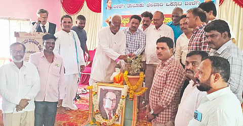  ಬೀಳಗಿ ಪಟ್ಟಣ ಸರ್ಕಾರಿ ಮಾದರಿ ಪ್ರಾಥಮಿಕ ಶಾಲೆಯ ಸಮುದಾಯ ಭವನದಲ್ಲಿ ತಾಲೂಕು ಛಲವಾದಿ ಒಕ್ಕೂಟ ಸಂಯುಕ್ತಾಶ್ರಯದಲ್ಲಿ ಹಮ್ಮಿಕೊಂಡಿದ್ದ ಪುರಸ್ಕಾರ ಸಮಾರಂಭವನ್ನು ಕ್ಷೇತ್ರ ಸಮನ್ವಯಾಧಿಕಾರಿ ಶಿವಾಜಿ ಕಾಂಬಳೆ ಉದ್ಘಾಟಿಸಿದರು. ಜಿಲ್ಲಾಧ್ಯಕ್ಷ ಪ್ರೇಮನಾಥ ಗರಸಂಗಿ, ಪಡಿಯಪ್ಪ ಕಳ್ಳಿಮನಿ, ಬಸವರಾಜ ಬಸವರಾಜ ಹಳ್ಳದಮನಿ, ಪ್ರಾಂಶುಪಾಲ ಡಿ.ಎಂ.ಚಲವಾದಿ, ಗುರುನಾಥ ತಳವಾರ ಇತರರಿದ್ದರು.