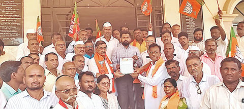  ಬೀಳಗಿಯಲ್ಲಿ ವಿವಿಧ ಬೇಡಿಕೆಗಳನ್ನು ಮುಂದಿಟ್ಟು ಬಿಜೆಪಿ ಬೀಳಗಿ ಮಂಡಲದ ವತಿಯಿಂದ ಪ್ರತಿಭಟನೆ ನಡೆಸಿ, ತಹಸೀಲ್ದಾರ್ ವಿನೋದ ಹತ್ತಳ್ಳಿ ಅವರ ಮೂಲಕ ರಾಜ್ಯಪಾಲರಿಗೆ ಮನವಿ ಸಲ್ಲಿಸಲಾಯಿತು. ವಿಧಾನ ಪರಿಷತ್ ಸದಸ್ಯ ಹನುಮಂತ ಆರ್. ನಿರಾಣಿ, ಯುವ ಮುಖಂಡ ಅಕ್ಷಯ ನಾಯಕರ, ಬಿಜೆಪಿ ತಾಲೂಕು ಅಧ್ಯಕ್ಷ ಹೊಳಬಸು ಬಾಳಶಟ್ಟೆ, ಮಾಜಿ ಅಧ್ಯಕ್ಷ ಮಲ್ಲಿಕಾರ್ಜುನ ಅಂಗಡಿ, ರಾಮಣ್ಣ ಕಾಳಪ್ಪಗೋಳ, ಬಸವಂತಪ್ಪ ಸಂಕನಟ್ಟಿ ಇತರರಿದ್ದರು.