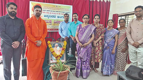 ಬೀಳಗಿ ಪಟ್ಟಣದ ರುದ್ರಗೌಡ ಪಾಟೀಲ ಸರ್ಕಾರಿ ಪ್ರಥಮ ದರ್ಜೆ ಸ್ನಾತಕೋತ್ತರ ಕೇಂದ್ರದ ಸಭಾ ಭವನದಲ್ಲಿ ಇಳಕಲ್ಲ ಡಾ.ಮಹಾಂತ ಸ್ವಾಮೀಜಿ ಜನ್ಮ ದಿನದ ಅಂಗವಾಗಿ ವ್ಯಸನ ಮುಕ್ತ ದಿನ ಆಚರಿಸಲಾಯಿತು. ಗುರುಪಾದ ಶ್ರೀಗಳು, ತಹಸೀಲ್ದಾರ್ ವಿನೋದ ಹತ್ತಳ್ಳಿ, ತಾಪಂ ಅಧಿಕಾರಿ ಭಾಗೀರಥಿ ಕೋರಿ, ಆರ್.ಪಿ. ಸರ್ಕಾರಿ ಕಾಲೇಜು ಪ್ರಾಂಶುಪಾಲೆ ಶ್ರೀದೇವಿ ಪಾಟೀಲ ಇದ್ದರು.