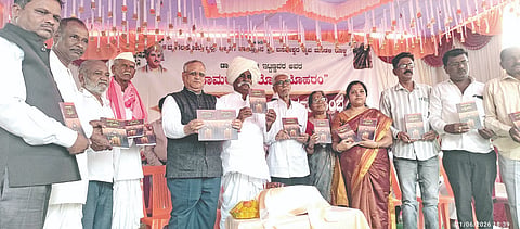 ಬೀಳಗಿ ತಾಲೂಕಿನ ರೊಳ್ಳಿ ಗ್ರಾಮದಲ್ಲಿ ಭಾನುವಾರ ಬಸವೇಶ್ವರ ದೈವ ಮಂಡಳಿ ಸಂಯುಕ್ತಾಶ್ರಯದಲ್ಲಿ ಡಾ. ವಿಜಯಲಕ್ಷ್ಮೀ ಇಟ್ಟಣ್ಣವರ ಬರೆದ ಸಾಮರಸ್ಯ ರೊಳ್ಳಿ ಮೊಹರಂ ಗ್ರಂಥ ಲೋಕಾರ್ಪಣೆ ಸಮಾರಂಭದಲ್ಲಿ ಗ್ರಂಥವನ್ನು ಡಾ. ವಿಜಕುಮಾರ ಕಟಗಿಹಳ್ಳಿಮಠ ಬಿಡುಗಡೆ ಮಾಡಿದರು. ಚನ್ನಯ್ಯ ಹಿರೇಮಠ, ಶಿವಾನಂದ ನಿಂಗನೂರ, ಡಾ. ಶ್ರೀರಾಮ ಇಟ್ಟಣ್ಣವರ, ಶಬ್ಬೀರ ಡಾಂಗೆ ಇತರರಿದ್ದರು.