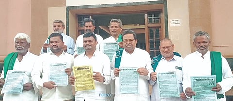  ಬೀಳಗಿ ಪಟ್ಟಣದಲ್ಲಿ ಆಯೋಜಿಸಿದ್ದ ಸುದ್ದಿಗೋಷ್ಠಿಯಲ್ಲಿ ಹೋರಾಟಗಾರ ಯಲ್ಲಪ್ಪ ಹೆಗಡೆ ಪ್ರಚಾರ ಪತ್ರವನ್ನು ಬಿಡುಗಡೆಗೊಳಿಸಿದರು. ರೈತ ಸಂಘದ ರಾಜ್ಯ ಸಮಿತಿ ಸದಸ್ಯ ಬಿ.ಎಸ್. ಗೋನಾಳ, ಅಧ್ಯಕ್ಷ ಸಿದ್ದಪ್ಪ ಬಳಗಾನೂರ, ಸದಾಶಿವ ಅಗ್ನಿ, ಹುಸೇನಸಾಬ ನದ್ಾ, ಸಿದ್ದಪ್ಪ ಚಂಡಿಕಿ ಇತರರಿದ್ದರು.