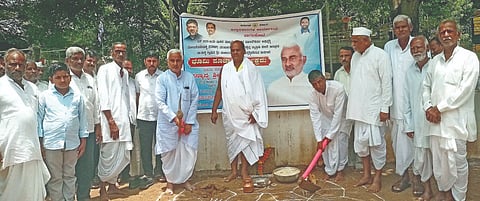 ಬೀಳಗಿ ತಾಲೂಕಿನಿ ಬಾವಲತ್ತಿ ಗ್ರಾಮದಲ್ಲಿ ಅಭಿವೃದ್ಧಿ ಕಾಮಗಾರಿಗಳಿಗೆ ಶಾಸಕ ಜೆ.ಟಿ.ಪಾಟೀಲ ಭೂಮಿ ಪೂಜೆ ನೆರವೇರಿಸಿದರು. ಶ್ರೀಮಠ ವಿಜಯವೇಂದಾಗ ಸ್ವಾಮೀಜಿ, ಆರ್.ಆರ್.ಪೂಜಾರ, ಬೂದಿಹಾಳ ಪಿಕೆಪಿಎಸ್ ಉಪಾಧ್ಯಕ್ಷ ಎ.ಆರ್.ಪೂಜಾರ, ಹನಮಂತ ಕನಸಗೇರಿ ಇದ್ದರು.