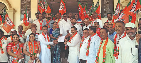  ಬೀಳಗಿ ಪಟ್ಟಣದಲ್ಲಿ ಬಿಜೆಪಿ ಕಾರ್ಯಕರ್ತರು ರಾಜ್ಯ ಸರ್ಕಾರ ತರಲುದ್ದೇಶಿಸಿರುವ ದ್ವೇಷ ಭಾಷಣ ಮತ್ತು ದ್ವೇಷ ಅಪರಾಧಗಳ ಪ್ರತಿಬಂಧಕ ವಿಧೇಯಕ ವಿರೋಧಿಸಿ ಬುಧವಾರ ಪ್ರತಿಭಟನೆ ನಡೆಸಿದರು. ವಿ.ಪ. ಸದಸ್ಯ ಹನುಮಂತ ನಿರಾಣಿ, ಹೊಳಬಸು ಬಾಳಶೆಟ್ಟೆ, ಮಲ್ಲಿಕಾರ್ಜುನ ಅಂಗಡಿ ಇತರರಿದ್ದರು.    