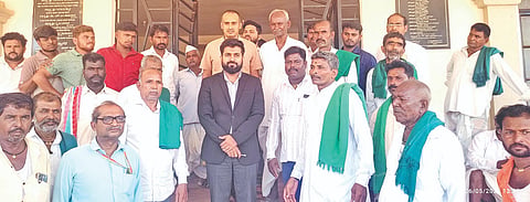  ಬೀಳಗಿ ಪಟ್ಟಣದ ತಹಸೀಲ್ದಾರ ಕಚೇರಿ ಆವರಣದಲ್ಲಿ ಕರ್ನಾಟಕ ರಾಜ್ಯ ರೈತ ಸಂಘ ಹಾಗೂ ಹಸಿರು ಸೇನೆ ನೇತೃತ್ವದಲ್ಲಿ ತಹಸೀಲ್ದಾರ ವಿನೋಹ ಹತ್ತಳ್ಳಿ ಅವರಿಗೆ ಮನವಿ ಸಲ್ಲಿಸಲಾಯಿತು. ಸಿದ್ದಪ್ಪ ಬಳಗಾನೂರ, ಪರಶುರಾಮ ಮಂಟೂರ ಸೇರಿ ಇತರರಿದ್ದರು.