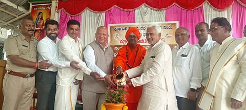 ಬೀಳಗಿ ಸಮೀಪ ನಡೆದ ಕರ್ನಾಟಕ ಕಾರ್ಯನಿರತ ಪತ್ರಕರ್ತರ ಸಂಘದ ಪತ್ರಿಕಾ ದಿನಾಚರಣೆ ಕಾರ್ಯಕ್ರಮವನ್ನು ಶಾಸಕ ಜೆ.ಟಿ. ಪಾಟೀಲ ಉದ್ಘಾಟಿಸಿದರು. ಮಾಜಿ ಸಚಿವ ಎಸ್.ಆರ್. ಪಾಟೀಲ, ವಿಧಾನ ಪರಿಷತ್ ಸದಸ್ಯ ಎಚ್.ಆರ್. ನಿರಾಣಿ, ಜಿಲ್ಲಾಧ್ಯಕ್ಷ ಮಹೇಶ್ ಅಂಗಡಿ ಸೇರಿ ಗಣ್ಯರು ಉಪಸ್ಥಿತರಿದ್ದರು.