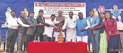 ಬೀಳಗಿ ಪಟ್ಟಣದ ಸ್ವಾಮಿ ವಿವೇಕಾನಂದ ವಿದ್ಯಾ ಸಂಸ್ಥೆ ಆವರಣದಲ್ಲಿ ಹಮ್ಮಿಕೊಂಡಿದ್ದ ಸಾಂಸ್ಕೃತಿಕ ಹಾಗೂ ಕ್ರೀಡಾ ಚಟುವಟಿಕೆಗಳ ಉದ್ಘಾಟನಾ ಸಮಾರಂಭದಲ್ಲಿ ಸಂಸ್ಥೆ ಅಧ್ಯಕ್ಷ ಎಂ.ಎನ್.ಪಾಟೀಲ, ನಿರ್ದೇಶಕ ರಾಜು ಬೋರ್ಜಿ, ಆರ್.ಎಸ್.ಪಾಟೀಲ, ಆಡಳಿತಾಧಿಕಾರಿ ವಿ.ಎಸ್.ಮೇಟಿ ಇತರರಿದ್ದರು.