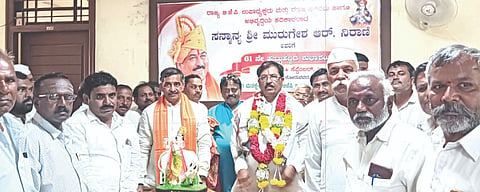 ಬೀಳಗಿಯ ಬಿಜೆಪಿ ಪಕ್ಷದ ಕಾರ್ಯಾಲಯದಲ್ಲಿ ಮಾಜಿ ಸಚಿವ ಡಾ. ಮುರುಗೇಶ ಆರ್. ನಿರಾಣಿಯವರ  61ನೇ ಜನ್ಮ ದಿನಾಚರಣೆ ಕಾರ್ಯಕ್ರಮದಲ್ಲಿ ಸನ್ಮಾನಿಸಲಾಯಿತು. ರಾಮಣ್ಣ ಕಾಳಪ್ಪಗೋಳ, ಸಿದ್ದನಗೌಡ ಪಾಟೀಲ, ಮುದಕಪ್ಪ ಮಳೆನ್ನವರ, ಗಂಗಾಧರ ಬಿಂಗಿ, ಬಸವಂತಪ್ಪ ಸಂಕಾನಟ್ಟಿ, ಸಿದ್ದಲಿಂಗ ನಾಗರಾಳ, ಮುತ್ತು ಬೋರ್ಜಿ, ರವಿ ಚವಾಣ್ ಇತರರಿದ್ದರು.