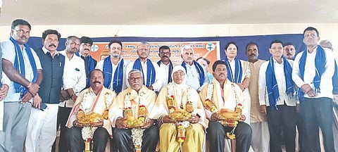 ಬೀಳಗಿ ಪಟ್ಟಣ ಸಮೀಪದ ಕಾಂಗ್ರೆಸ್ ಪಕ್ಷದ ಕಾರ್ಯಾಲಯದಲ್ಲಿ ಕರ್ನಾಟಕ ರಾಜ್ಯ ದಲಿತ ಸಂಘರ್ಷ ಸಮಿತಿ (ಸಾಗರ ಬಣ) ಜಿಲ್ಲಾ ಸಮಿತಿ ವತಿಯಿಂದ ಹಮ್ಮಿಕೊಂಡಿದ್ದ ಸಮ ಸಮಾಜದ ನಿರ್ಮಾಣ ಕುರಿತ ವಿಚಾರ ಸಂಕಿರಣ ಕಾರ್ಯಕ್ರಮದಲ್ಲಿ ನಿವೃತ್ತ ಅಧಿಕಾರಿಗಳು, ಸಾಧಕರಿಗೆ ಸನ್ಮಾನ ಮಾಡಲಾಯಿತು. ಶಾಸಕ ಜೆ.ಟಿ.ಪಾಟೀಲ, ಬಸವಪ್ರಭು ಸರನಾಡಗೌಡ, ತಹಸೀಲ್ದಾರ್ ವಿನೋದ ಹತ್ತಳ್ಳಿ, ಹಣಮಂತ ಕಾಖಂಡಕಿ ಇತರರಿದ್ದರು.