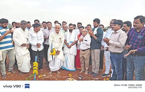 ಬೀಳಗಿ ಸುನಗ ತಾಂಡಾ-2ರಲ್ಲಿ ನಿರ್ಮಾಣವಾಗಲಿರುವ ಕಟ್ಟಡ ಕಾರ್ಮಿಕ ಇಲಾಖೆ ವಸತಿ ಶಾಲೆ ನಿರ್ಮಾಣಕ್ಕೆ ಶಾಸಕ ಜೆ.ಟಿ.ಪಾಟೀಲ ಭೂಮಿ ಪೂಜೆ ನೆರವೇರಿಸಿದರು. ಜಿಲ್ಲಾ ಕಾರ್ಮಿಕ ಅಧಿಕಾರಿ ರಮೇಶ ಸುಂಬಡ, ಜಿಪಂ ಕೆಡಿಪಿ ನಾಮ ನಿರ್ದೇಶಿತ ಸದಸ್ಯ ಜಿ. ಆರ್.ಪಾಟೀಲ, ಕಾರ್ಮಿಕ ಇಲಾಖೆ ಎಇಇ ಎಚ್. ಅರುಣಕುಮಾರ, ರಾಜಶೇಖರ ಕುರಡಿಕರ, ಯಮನಪ್ಪ ರೊಳ್ಳಿ, ರವಿ ನಾಗನಗೌಡರ, ಪ್ರವೀಣ ಹಿರೇಮಠ, ಇತರರಿದ್ದರು.