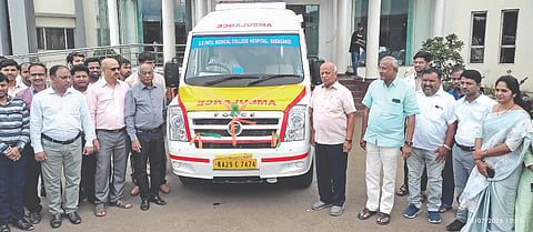  ಬೀಳಗಿ ತಾಲೂಕಿನ ಬಾಡಗಂಡಿ ಎಸ್.ಆರ್.ಪಾಟೀಲ ವೈದ್ಯಕೀಯ ಮಹಾವಿದ್ಯಾಲಯ ಆಸ್ಪತ್ರೆ ಹಾಗೂ ಸಂಶೋಧನಾ ಕೇಂದ್ರದಲ್ಲಿ ಅಂಬುಲೆನ್ಸ್ ಸೇವೆಗೆ ಸಂಸ್ಥೆಯ ಅಧ್ಯಕ್ಷ ಹಾಗೂ ಮಾಜಿ ಸಚಿವ ಎಸ್.ಆರ್.ಪಾಟೀಲ ಚಾಲನೆ ನೀಡಿದರು. ಸಂಸ್ಥೆ ಕಾರ್ಯದರ್ಶಿ ಎಂ.ಎನ್.ಪಾಟೀಲ, ವೈದ್ಯಕೀಯ ಅಧಿಕ್ಷಕ ಡಾ.ವಿಜಯಾನಂದ ಹಳ್ಳಿ, ಆಡಳಿತಾಧಿಕಾರಿ ಡಾ.ರಾಘವೇಂದ್ರ ಪಾಟೀಲ, ಮೆಡಿಕಲ್ ಕಾಲೇಜ್ ಪ್ರಾಂಶುಪಾಲ ಡಾ.ಮಹಮ್ಮದ ಆಸ್ಲಂ ಇತರರಿದ್ದರು.