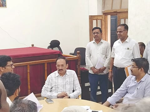 ಬೈಲಹೊಂಗಲದಲ್ಲಿ ರೈತ ಮುಖಂಡರ ಮತ್ತು ಅಧಿಕಾರಿಗಳ ಸಭೆ ಜರುಗಿತು. ಶಾಸಕ ಮಹಾಂತೇಶ ಕೌಜಲಗಿ, ಎಸಿ ಪ್ರವೀಣ ಜೈನ್ ಇತರರು ಇದ್ದರು.