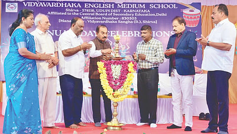  ಶಿರ್ವ ವಿದ್ಯಾವರ್ಧಕ ಆಂಗ್ಲ ಮಾಧ್ಯಮ ಶಾಲೆಯ ವಾರ್ಷಿಕೋತ್ಸವ ಉದ್ಘಾಟನಾ ಸಮಾರಂಭ ಇತ್ತೀಚೆಗೆ ನಡೆಯಿತು. 