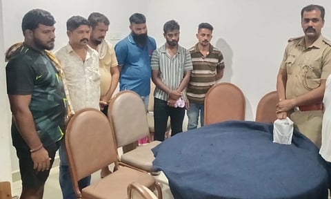  ಸುಜಿತ್, ಅಭಿಮನ್ಯು, ಮಹೇಶ, ಧೀರಜ್, ನರೇಶ್ ಕುಮಾರ್ ಮತ್ತು ಪ್ರಶಾಂತ 