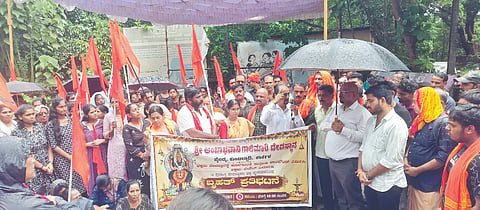  ಕುಂಟಲ್ಪಾಡಿ ಅಂಬಾಭವಾನಿ ಹಾಗೂ ಗಾಳಿವಾರಿ ದೇವಸ್ಥಾನ ಜಾಗ ಒತ್ತುವರಿ ಖಂಡಿಸಿ ತಾಲೂಕು ಕಚೇರಿಯ ಮುಂಭಾಗದಲ್ಲಿ ಗ್ರಾಮಸ್ಥರು ಪ್ರತಿಭಟನೆ ನಡೆಸಿದರು. ಪ್ರಮುಖರಾದ ಗಂಗಾಧರ್ ಪಣಿಯೂರು, ಸುನೀಲ್ ಕೋಟ್ಯಾನ್, ಪ್ರಕಾಶ್ ರಾವ್ ಮತ್ತಿತರಿದ್ದರು.