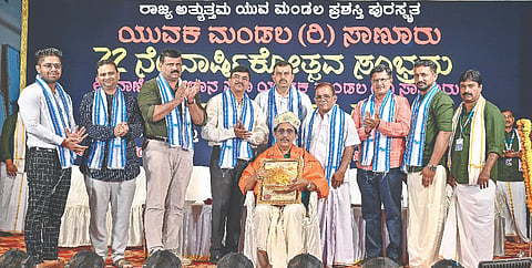  ಸಾಣೂರು ಯುವಕ ಮಂಡಲ ಹಾಗೂ ಶ್ರೀವಾಣಿ ಯಕ್ಷಗಾನ ಸಭಾ ಯುವಕ ಮಂಡಲದ ವಾರ್ಷಿಕೋತ್ಸವದಲ್ಲಿ ಮುರಳೀಧರ ಭಟ್ ಅವರಿಗೆ ಯಕ್ಷಶ್ರೀ ಪ್ರಶಸ್ತಿ ಪ್ರದಾನಿಸಲಾಯಿತು. 