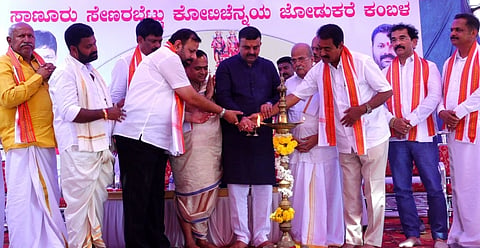 ಸಾಣೂರು ಸೇಣರಬೆಟ್ಟು ಕೋಟಿ ಚೆನ್ನಯ ಜೋಡುಕರೆ ಕಂಬಳದ ಕರೆಯ ಗುದ್ದಲಿಪೂಜೆ ಸಭಾ ಕಾರ್ಯಕ್ರಮವನ್ನು ಶಾಸಕ ಸುನೀಲ್ ಕುಮಾರ್ ಉದ್ಘಾಟಿಸಿದರು. ಪ್ರಮುಖರಾದ ಸೇಣರಬೆಟ್ಟು ಜಗದೀಶ್ ಪೂಜಾರಿ, ಅಶೋಕ್ ಎಸ್.ಕೋಟ್ಯಾನ್, ಉವಾನಾಥ್ ಕೋಟ್ಯಾನ್ ಮೊದಲಾದವರಿದ್ದರು.