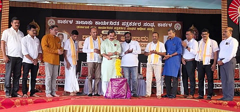  ಡಾ.ಶೇಖರ್ ಅಜೆಕಾರು ರಾಜ್ಯ ಪ್ರಶಸ್ತಿ ಪ್ರದಾನ ಸಮಾರಂಭದಲ್ಲಿ ಪತ್ರಕರ್ತ ದಯಾನಂದ ಕುಂಟಾಡಿ ಪೈ ಅವರಿಗೆ ಪ್ರಶಸ್ತಿ ಪ್ರದಾನಿಸಲಾಯಿತು. ಪ್ರಮುಖರಾದ ಡಾ.ಮೋಹನ್ ಆಳ್ವ, ಡಾ.ರವೀಂದ್ರ ಶೆಟ್ಟಿ ಬಜಗೋಳಿ, ಪ್ರಭಾಕರ ಶೆಟ್ಟಿ ಕೊಂಡಳ್ಳಿ, ದೇವಿಪ್ರಸಾದ್ ಶೆಟ್ಟಿ ಮತ್ತಿತರರು ಇದ್ದರು.