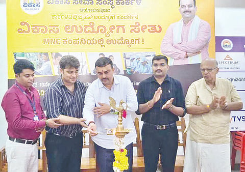  ಕಾರ್ಕಳದ ವಿಕಾಸ ಕಚೇರಿಯಲ್ಲಿ ಆಯೋಜಿಸಿದ್ದ ವಿಕಾಸ ಉದ್ಯೋಗ ಸೇತು ಮಾಹಿತಿ ಕಾರ್ಯಾಗಾರವನ್ನು ಶಾಸಕ ವಿ.ಸುನೀಲ್ ಕುಮಾರ್ ಉದ್ಘಾಟಿಸಿದರು. ಪ್ರಮುಖರಾದ ವಿವೇಕ್ ಆಳ್ವ, ಅಶ್ವಥ್ ಎಸ್.ಎಲ್., ದಯಾನಂದ್ ಮೊದಲಾದವರಿದ್ದರು.