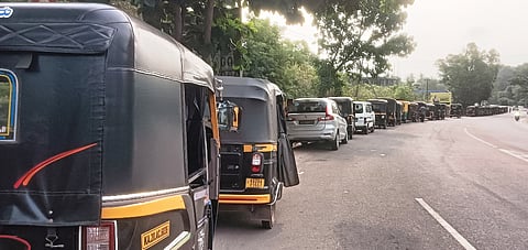 ಸಿಎನ್​ಜಿ ಹಾಗೂ ಕಿ.ಮೀ.ಗಟ್ಟಲೇ ಸಾಲು ನಿಂತ ವಾಹನಗಳು.