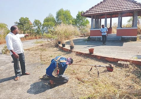 ಜಿಲ್ಲಾಧಿಕಾರಿಗಳ ಆದೇಶದ ಮೇರೆಗೆ ಪರಶುರಾಮ ಥೀಮ್ ಪಾರ್ಕ್‌ನಲ್ಲಿ ಸ್ವಚ್ಛತಾ ಕಾರ್ಯ ನಡೆಸುತ್ತಿರುವುದು.